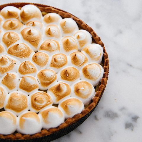 Foaming meringue eggs whipped